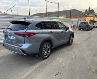 트빌리시에서에서 사용 가능한 사륜구동 시스템이 장착된 Toyota Highlander 2020.