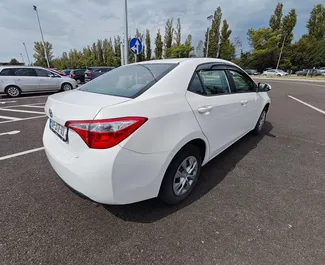 Toyota Corolla Sedan 2016 na voljo za najem v na letališču Kutaisi, z omejitvijo prevoženih kilometrov neomejeno.