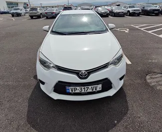 Sprednji pogled najetega avtomobila Toyota Corolla Sedan v na letališču Kutaisi, Georgia ✓ Avtomobil #10995. ✓ Menjalnik Samodejno TM ✓ Mnenja 0.