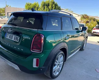 Bilutleie av Mini Countryman Cooper 2023 i i Tyrkia, inkluderer ✓ Bensin drivstoff og 136 hestekrefter ➤ Starter fra 60 USD per dag.