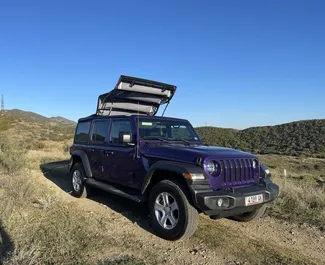 Vista frontal de un Jeep Wrangler de alquiler en Tiflis, Georgia ✓ Coche n.º 10967. ✓ Automático TM ✓ 0 opiniones.