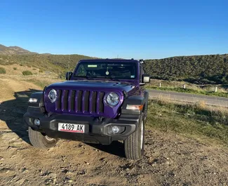 Jeep Wrangler 2023 disponible à la location à Tbilissi, avec une limite de kilométrage de 250 km/jour.