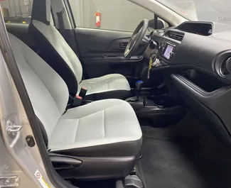 Toyota Prius C 2015, Batum'da için kiralık, sınırsız kilometre sınırı ile.