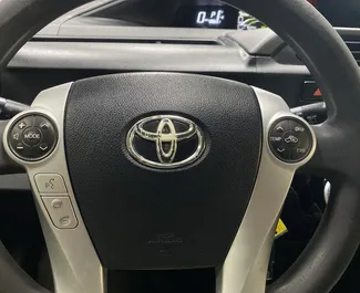 A Toyota Prius C beltere bérlésre Grúziában. Nagyszerű 5-üléses autó Automatikus váltóval.