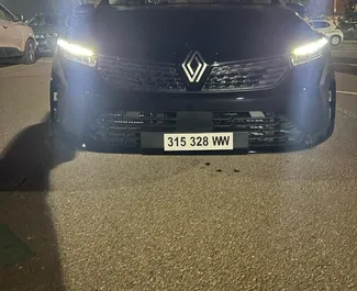 Predný pohľad na prenajaté auto Renault Clio 5 v na letisku Agadir, Maroko ✓ Auto č. 10937. ✓ Prevodovka Automatické TM ✓ Hodnotenia 0.