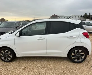 Hyundai i10 vuokraus. Taloudellinen auto vuokrattavana Albaniassa ✓ Vakuusmaksu 200 EUR ✓ Vakuutusvaihtoehdot: TPL, CDW, SCDW, Nuori.