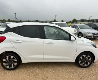 Hyundai i10 2024 automobilio nuoma Albanijoje, savybės ✓ Benzinas degalai ir 67 arklio galios ➤ Nuo 20 EUR per dieną.