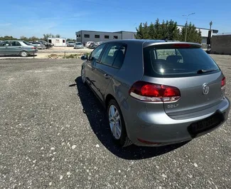 アルバニアにてでのVolkswagen Golf 6 2013カーレンタル、特徴は✓ガソリン燃料と140馬力 ➤ 1日あたり29 EURからスタート。