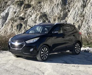 Sprednji pogled najetega avtomobila Hyundai Tucson v v mestu Durres, Albanija ✓ Avtomobil #8518. ✓ Menjalnik Samodejno TM ✓ Mnenja 0.