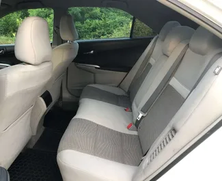 Interior de Toyota Camry para alquilar en Georgia. Un gran coche de 5 plazas con transmisión Automático.