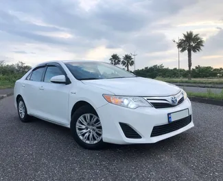 Vista frontal de un Toyota Camry de alquiler en Batumi, Georgia ✓ Coche n.º 11113. ✓ Automático TM ✓ 0 opiniones.