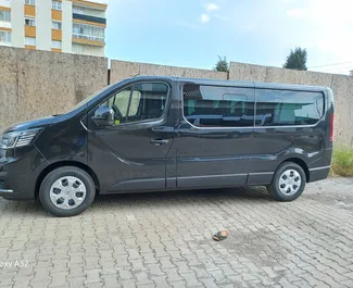 Motor Diesel de 1,9L de Renault Trafic 2023 para alquilar en en el aeropuerto de Esmirna.