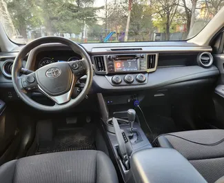 クタイシにてでのレンタル用Toyota Rav4 2019のガソリン 2.5Lエンジン。