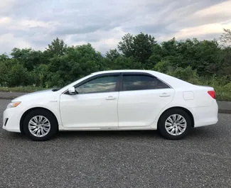 Alquiler de coches Toyota Camry 2012 en Georgia, con ✓ combustible de Híbrido y 181 caballos de fuerza ➤ Desde 80 GEL por día.