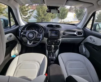 Intérieur de Jeep Renegade à louer en Géorgie. Une excellente voiture de 5 places avec une transmission Automatique.