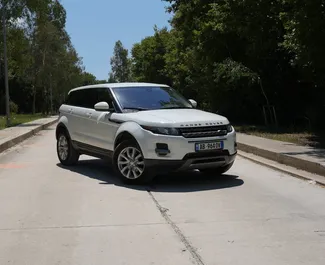 Predný pohľad na prenajaté auto Land Rover Range Rover Evoque v v Tirane, Albánsko ✓ Auto č. 11115. ✓ Prevodovka Automatické TM ✓ Hodnotenia 0.