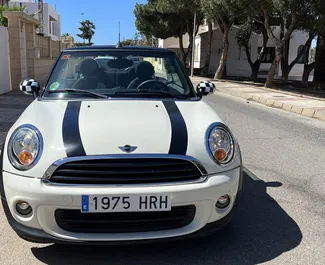 일일 250km의 주행 제한이 있는 바르셀로나에서에서 대여 가능한 Mini Cooper Cabrio 2014.