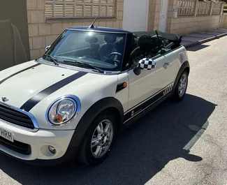 스페인에서에서 대여 가능한 Mini Cooper Cabrio의 인테리어. 자동 변속기가 장착된 멋진 4인승 차량입니다.