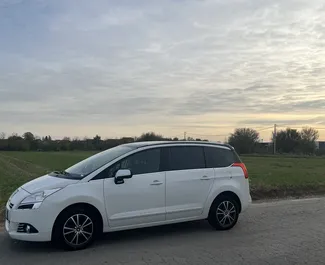 Sprednji pogled najetega avtomobila Peugeot 5008 v v Beogradu, Srbija ✓ Avtomobil #11186. ✓ Menjalnik Samodejno TM ✓ Mnenja 0.