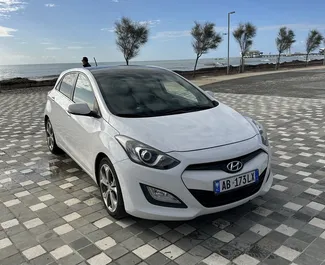 Sprednji pogled najetega avtomobila Hyundai i30 v v mestu Durres, Albanija ✓ Avtomobil #7898. ✓ Menjalnik Samodejno TM ✓ Mnenja 1.