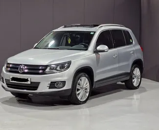 Sprednji pogled najetega avtomobila Volkswagen Tiguan v v mestu Durres, Albanija ✓ Avtomobil #11108. ✓ Menjalnik Samodejno TM ✓ Mnenja 0.