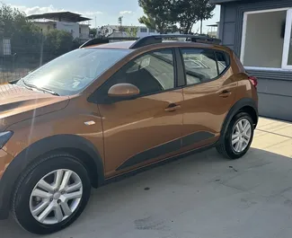 Vista frontal de un Dacia Sandero Stepway de alquiler en el aeropuerto de Antalya, Turquía ✓ Coche n.º 11110. ✓ Automático TM ✓ 0 opiniones.