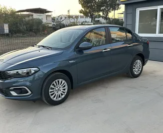 Vista frontal de un Fiat Egea de alquiler en el aeropuerto de Antalya, Turquía ✓ Coche n.º 11121. ✓ Manual TM ✓ 0 opiniones.