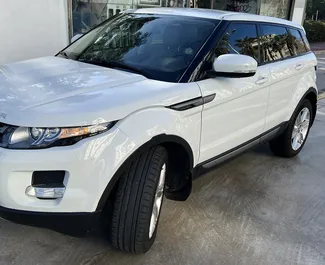 Sprednji pogled najetega avtomobila Land Rover Range Rover Evoque v v Barceloni, Španija ✓ Avtomobil #11213. ✓ Menjalnik Samodejno TM ✓ Mnenja 0.