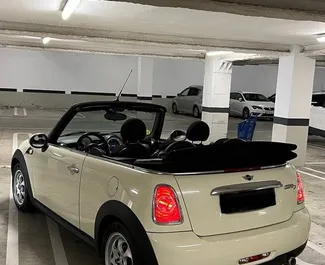 Mini Cooper Cabrio 2014 διαθέσιμο για ενοικίαση στη Βαρκελώνη, με όριο χιλιομέτρων 250 χλμ/ημέρα.