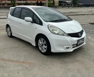 Nomas automašīnas priekšskats Honda Jazz Bangkokas Suvarnabhumi lidostā, Taizeme ✓ Automašīna #11206. ✓ Pārnesumu kārba Automātiskais TM ✓ Atsauksmes 0.