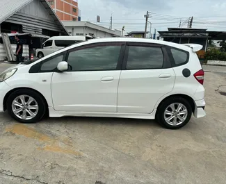 Benzīns L dzinējs Honda Jazz 2016 nomai Bangkokas Suvarnabhumi lidostā.