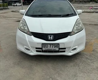 Honda Jazz 2016 ar Priekšējā piedziņa sistēmu, pieejams Bangkokas Suvarnabhumi lidostā.