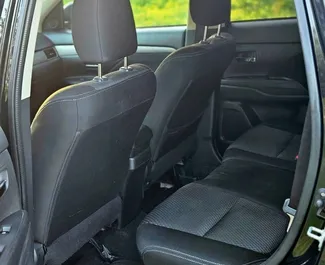 トビリシにてでのレンタル用Mitsubishi Outlander 2016のガソリン 2.4Lエンジン。