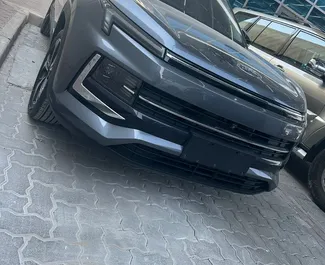 Vista frontal de un JAC JS4 de alquiler en Dubai, EAU ✓ Coche n.º 11301. ✓ Automático TM ✓ 0 opiniones.