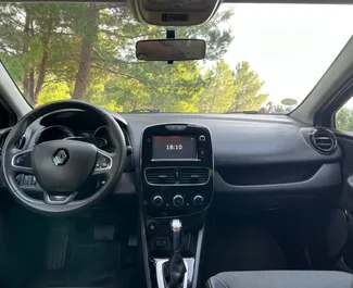 Interiér Renault Clio 4 na prenájom v v Čiernej Hore. Skvelé auto so sedadlami pre 5 osôb s prevodovkou Automatické.