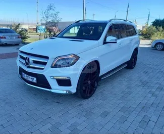 Sprednji pogled najetega avtomobila Mercedes-Benz GL-Class v v Tbilisiju, Georgia ✓ Avtomobil #11120. ✓ Menjalnik Samodejno TM ✓ Mnenja 0.