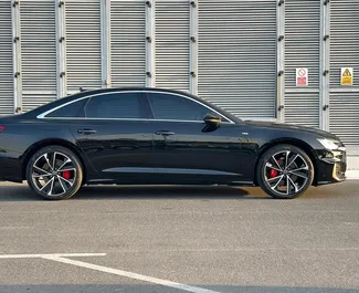 Vista frontal de un Audi A6 de alquiler en Dubai, EAU ✓ Coche n.º 11300. ✓ Automático TM ✓ 0 opiniones.