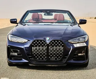 Vista frontal de un BMW 420i Cabrio de alquiler en Dubai, EAU ✓ Coche n.º 8556. ✓ Automático TM ✓ 0 opiniones.