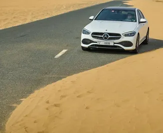 Vista frontal de un Mercedes-Benz C200 de alquiler en Dubai, EAU ✓ Coche n.º 8559. ✓ Automático TM ✓ 0 opiniones.