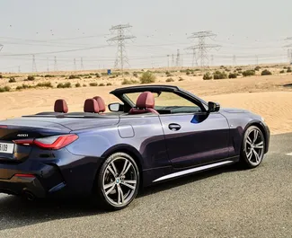 BMW 420i Cabrio 2023 disponible para alquilar en Dubai, con límite de millaje de 250 km/día.