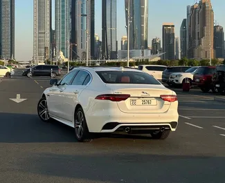 Alquiler de coches Jaguar XE Long n.º 11298 Automático en Dubai, equipado con motor de 2,0L ➤ De Andry en los EAU.