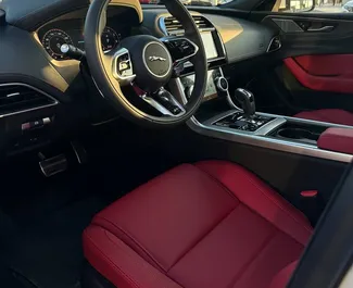 Jaguar XE Long 2024 disponible para alquilar en Dubai, con límite de millaje de 250 km/día.