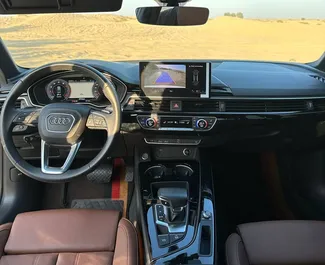 Interior de Audi A4 para alquilar en los EAU. Un gran coche de 5 plazas con transmisión Automático.