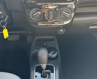 Interior de Mitsubishi Attrage para alquilar en los EAU. Un gran coche de 5 plazas con transmisión Automático.