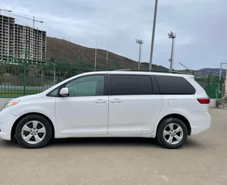 Bensin 3,5L motor i Toyota Sienna 2015 för uthyrning i Tbilisi.