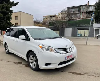 Framvy av en hyrbil Toyota Sienna i Tbilisi, Georgien ✓ Bil #11163. ✓ Växellåda Automatisk TM ✓ 0 recensioner.