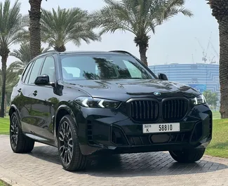 Najem avtomobila BMW X5 2024 v v ZAE, z značilnostmi ✓ gorivo Bencin in 249 konjskih moči ➤ Od 826 AED na dan.