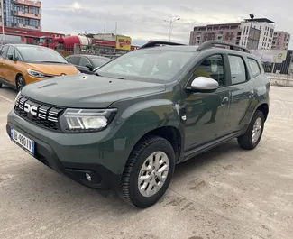 Vista frontal de um aluguel Dacia Duster no aeroporto de Tirana, Albânia ✓ Carro #11505. ✓ Transmissão Manual TM ✓ 0 avaliações.