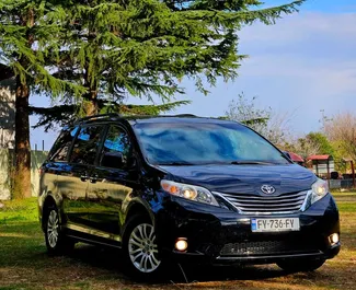 Framvy av en hyrbil Toyota Sienna i Kutaisi, Georgien ✓ Bil #9791. ✓ Växellåda Automatisk TM ✓ 0 recensioner.