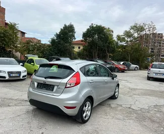 Priekinė automobilio, kurį nuomojate Ford Fiesta Tiranoje, Albanija vaizdas ✓ Automobilis #11385. ✓ Pavarų dėžė Automatinis TM ✓ Atsiliepimai 0.